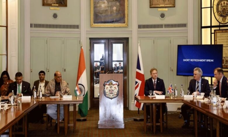 रक्षा मंत्री Rajnath Singh और ब्रिटिश समकक्ष ग्रांट शाप्स की मुलाकात में, 2025 में कैरियर स्ट्राइक ग्रुप के लिए भारतीय जल क्षेत्र का दौरा पर चर्चा हुई